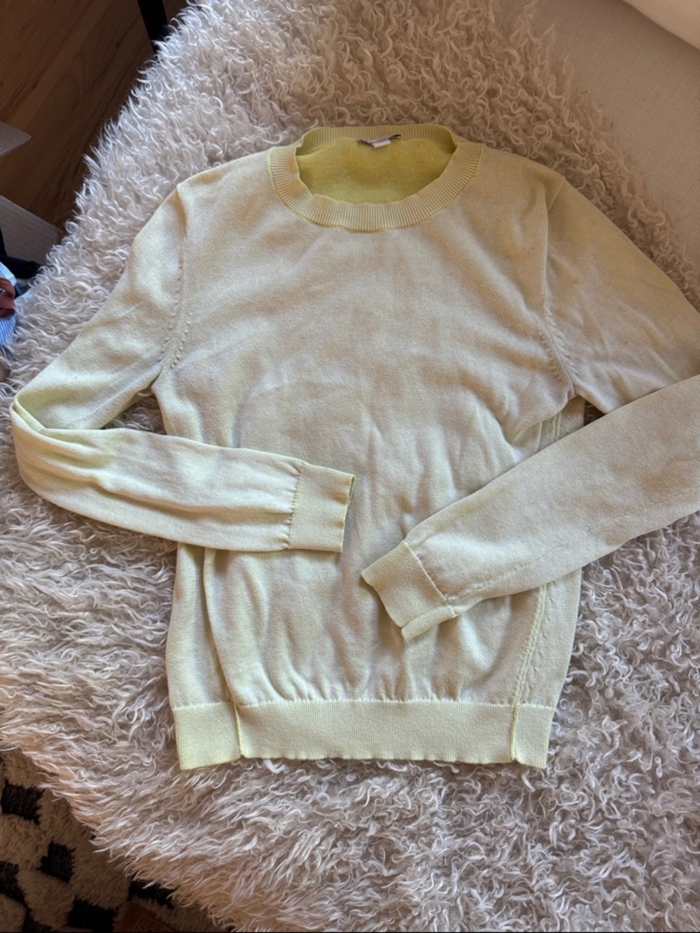 GAP women size small lime
Green spring Crewneck Sweater in Pale Yellow